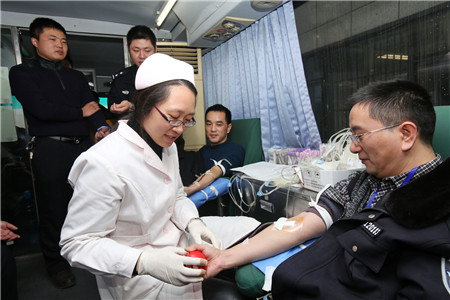 “太阳成tyc7111cc”刘畊宏贴心准备惊喜礼物 变身孩子王收获高人气(图1) 太阳成tyc7111cc官网