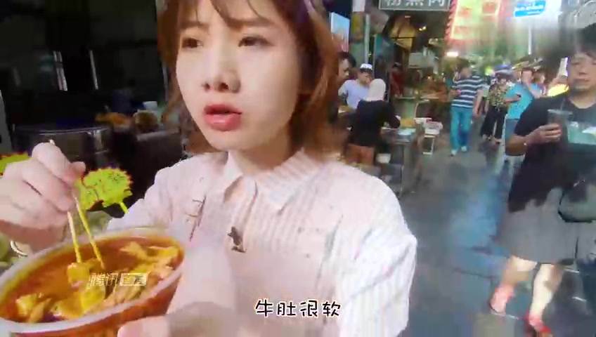 【太阳成tyc7111cc】刘嘉玲斗篷装霸气似露底走光 坦言想演包养谢霆锋戏(图1) 太阳成tyc7111cc