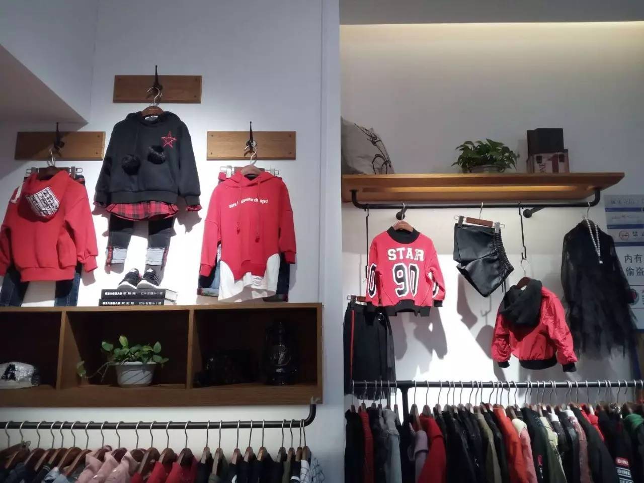 太阳成tyc7111cc官网|潘玮柏游台北夜市遭遇小车祸 被摩托车碾脚(图1) 太阳成tyc7111cc