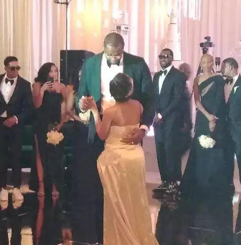 ‘tyc7111cc太阳成集团’王力宏与妻李靓蕾同台切蛋糕 粉丝:喉咙喊哑了(图2) tyc7111cc太阳成集团